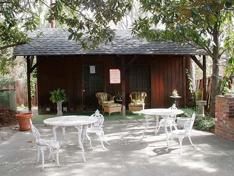 Courtyard -Patio and Laundry