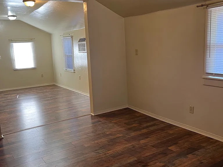633 Avenue M #C — Photo 3
