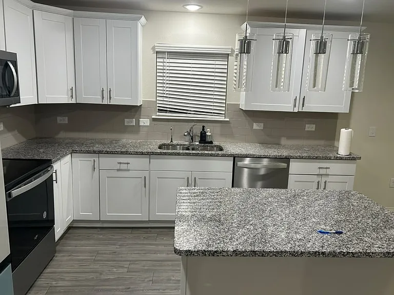 1028 Vernon Dr — Photo 3