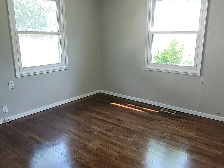 729 Palm Dr — Photo 2