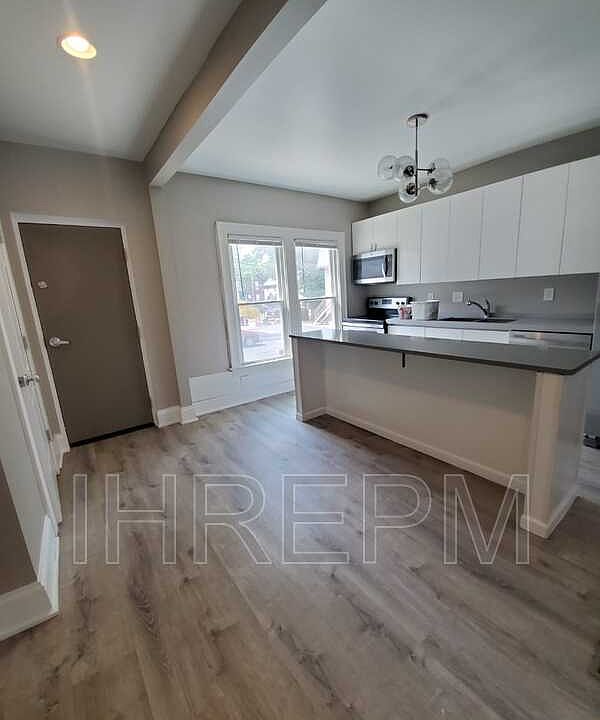 1st image of 205 13th Ave #207