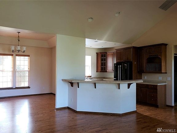 5th image of 1325 Rolling Hills Dr