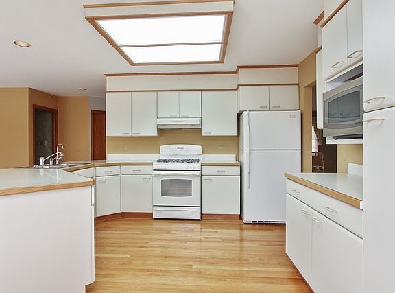 4th image of 14 Lancelot Ln