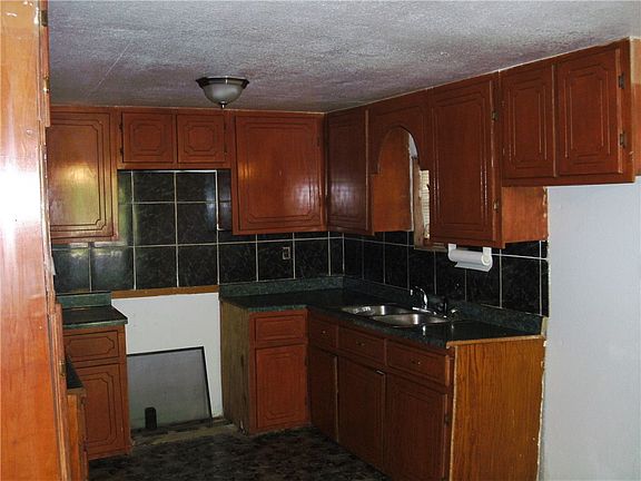 5th image of 215 N Ostrom Ave