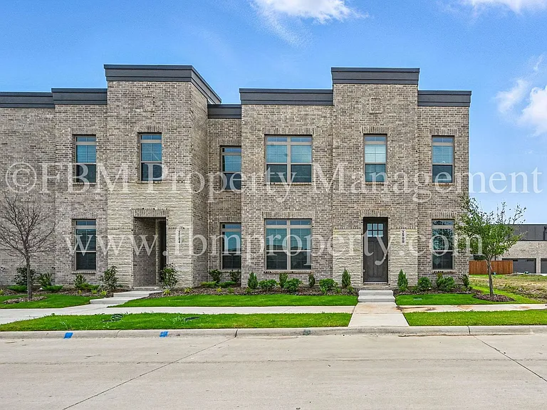 2112 Dena Dr — Photo 1