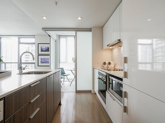 4th image of 1308 Hornby St #1206