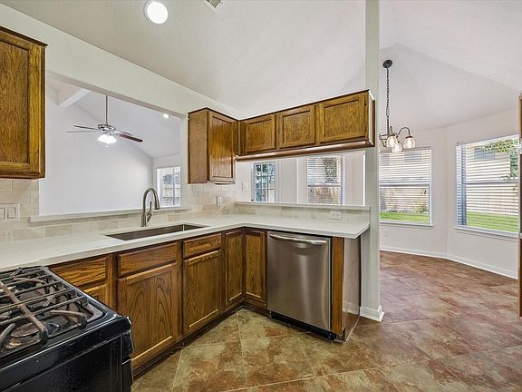 5th image of 45 Country Forest Ct