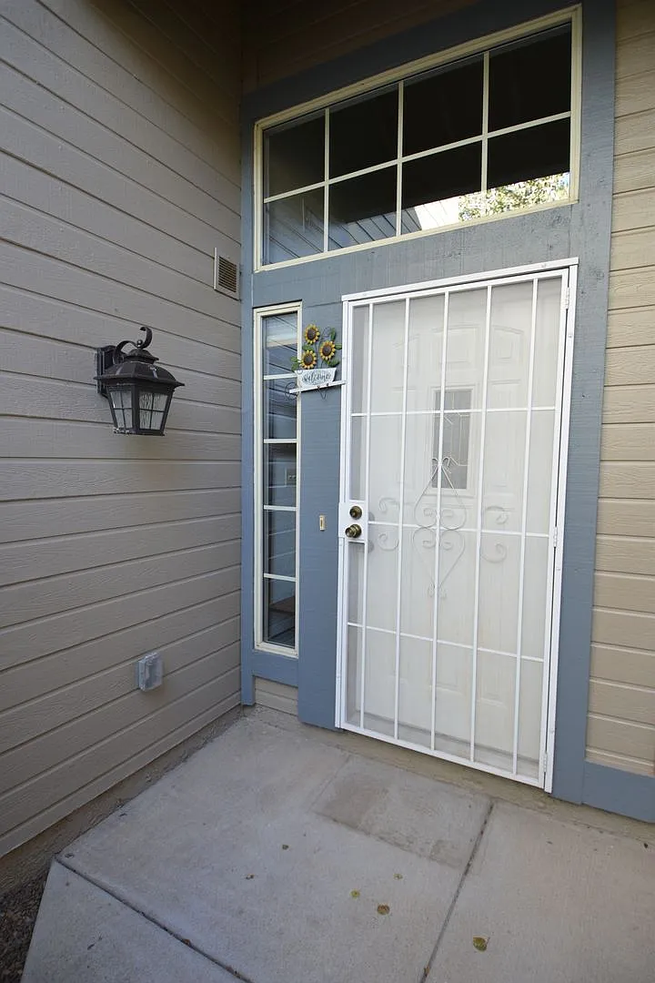 Spacious 3BR Townhome Everything Included & Dog Friendly — Photo 2