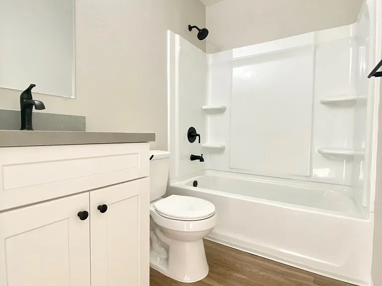 1141 E 7th St #8 — Photo 13