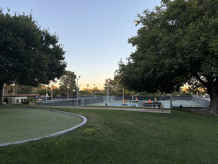 Putting green and horseshoe pit