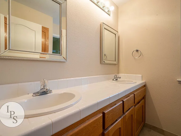 1891 E Oak Haven Dr — Photo 28