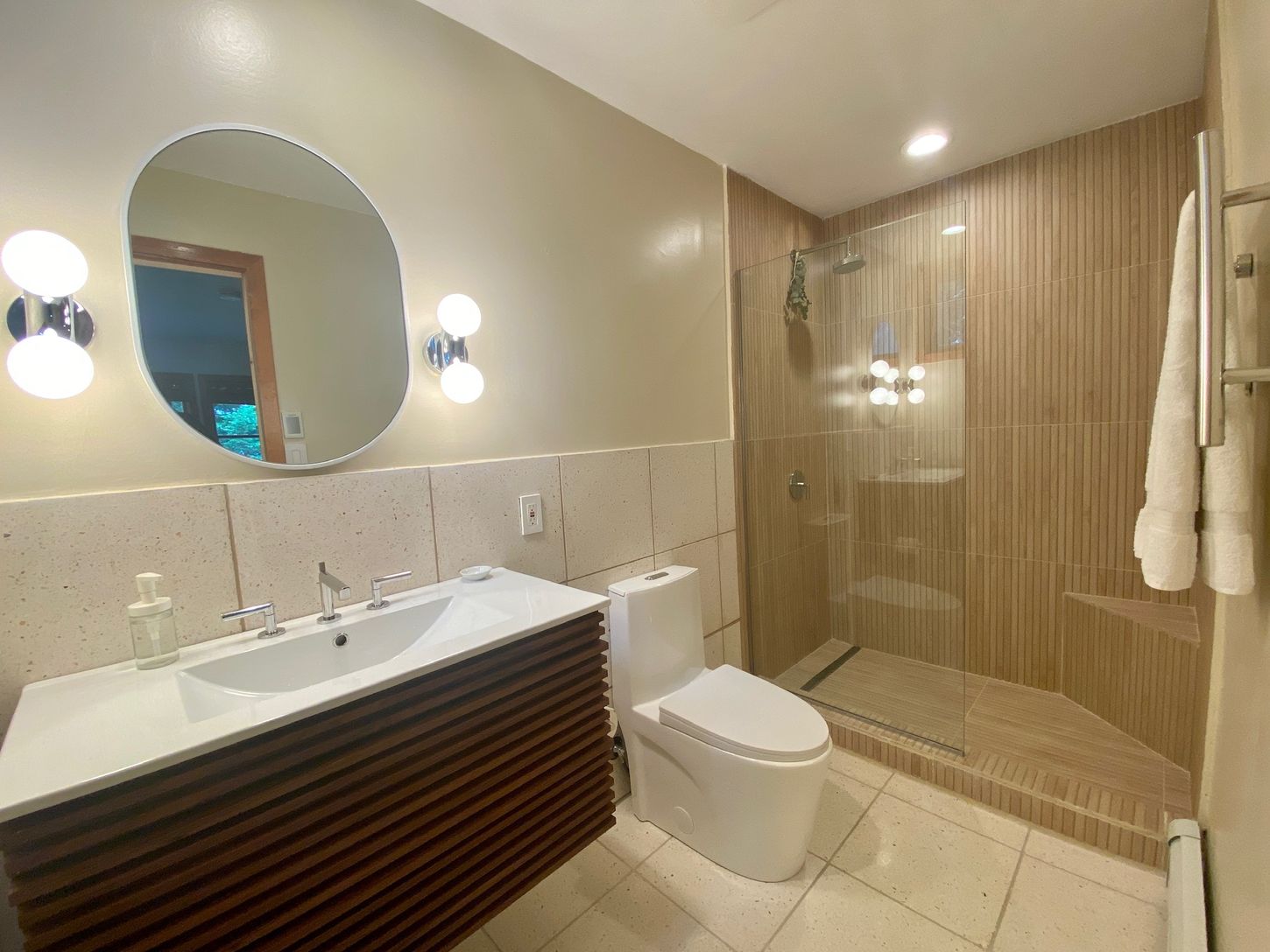 Downstairs Queen Suite Full Bath