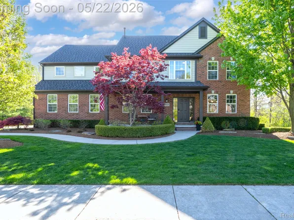 61036 Winterberry Dr, Washington, MI 48094