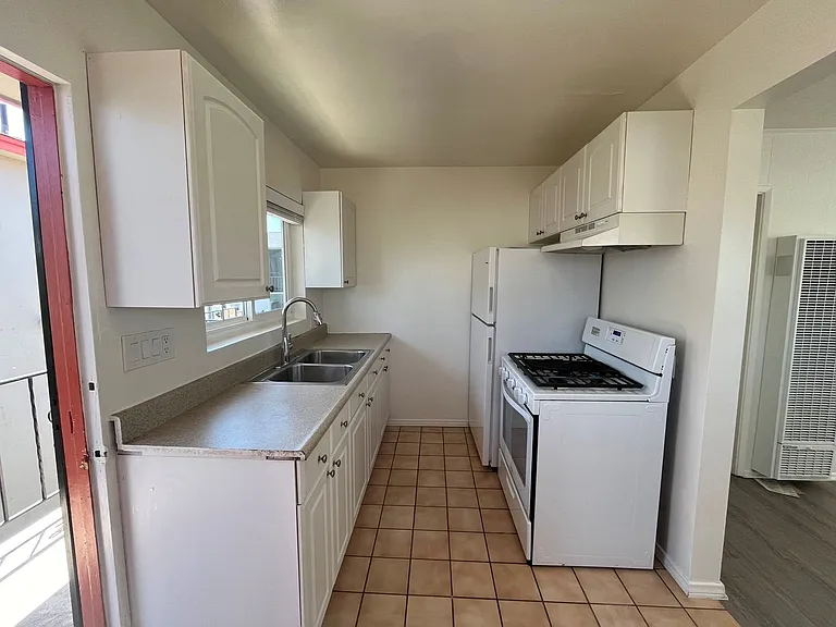 1 Bedroom on Ingraham Street blocks from the beach in Pacific Beach! — Photo 3