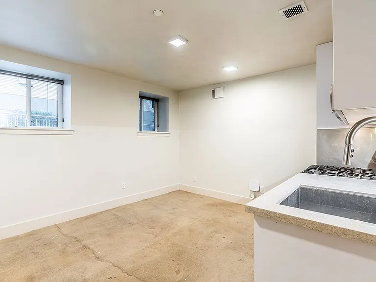 423 Terry Apartment — Photo 20