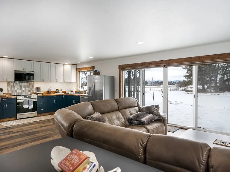 889 Capistrano NW — Photo 3