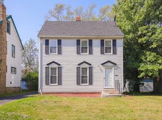 2092 Rossmoor Rd, Cleveland Heights, OH 44118