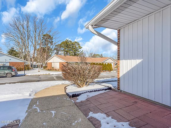 5th image of 907C Dumbarton Drive
