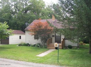 716 High St SE, Lowell, MI 49331