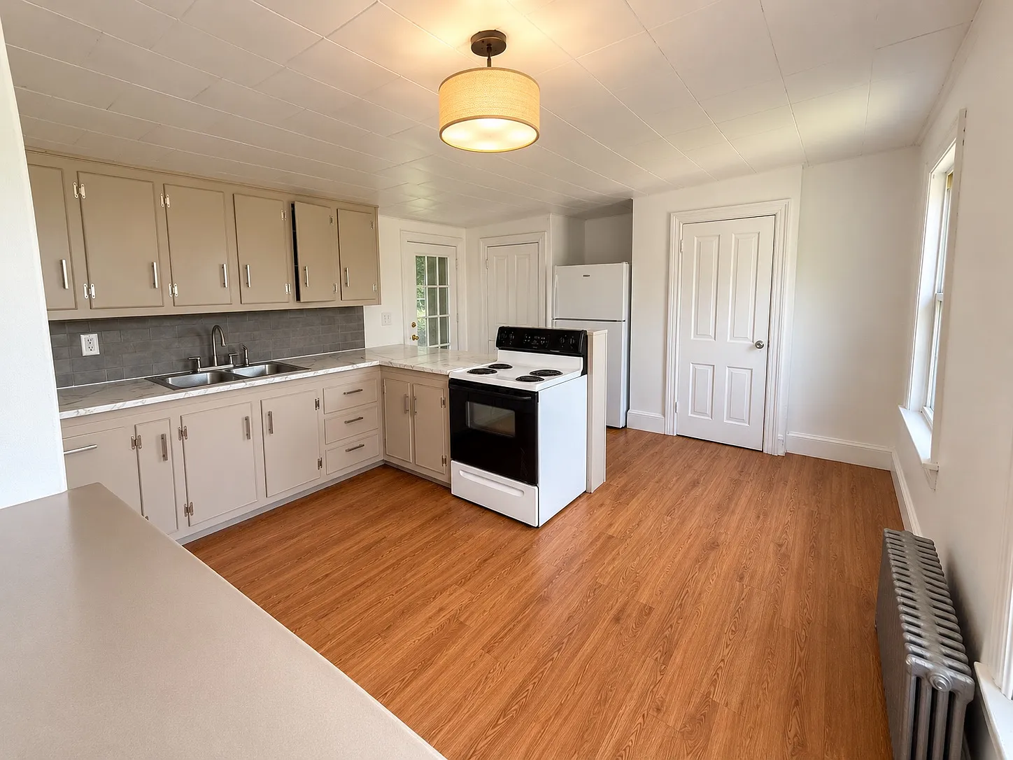 2 bed, 1000 sqft, $1,650 — Photo 2