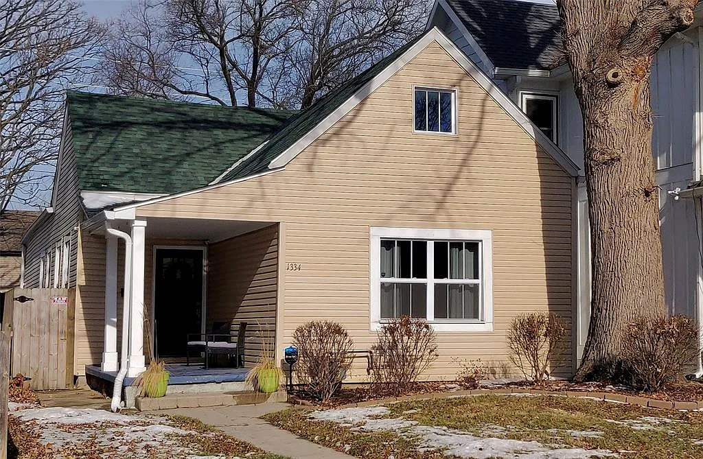 1334 Lexington Ave photo 1