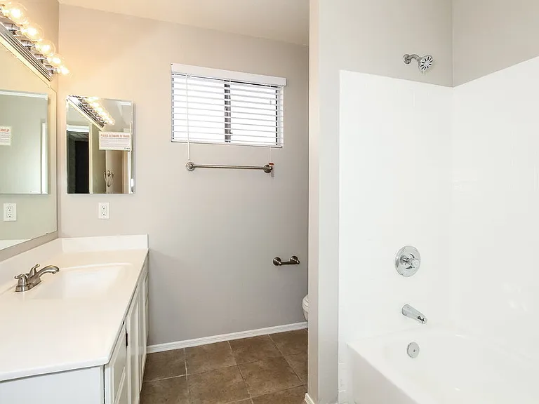 5215 W Diana Ave — Photo 13