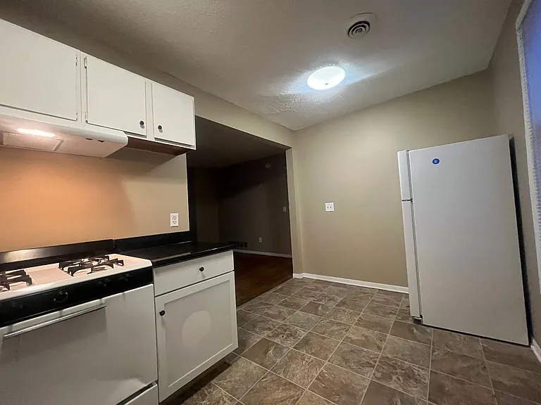 581 Park Street — Photo 3