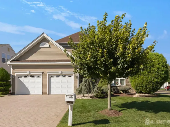 2 Jester Ct, Monroe Township, NJ 08831