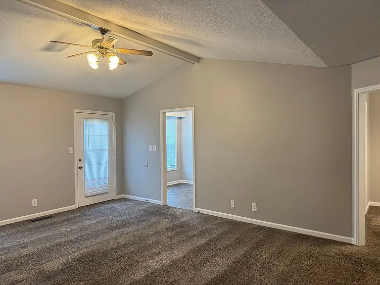 104 Cornelia Ct — Photo 3