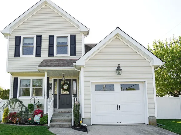 879 N Bay Ave, Massapequa, NY 11758