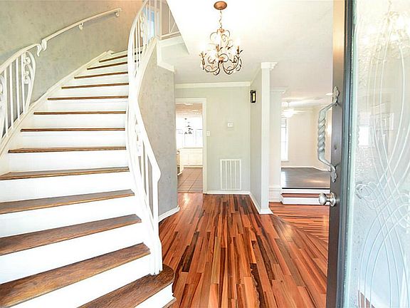 2nd image of 15407 Oaklawn Park Dr