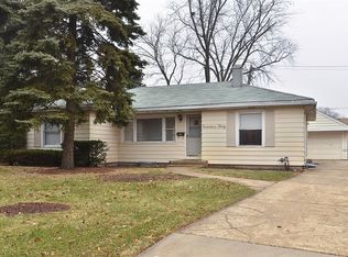 1740 Dewes St, Glenview, IL 60025
