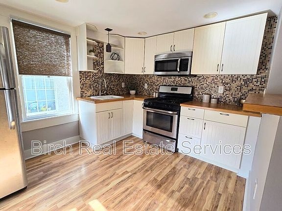 4th image of 5208 1/2 N Suwanee Ave Unit B