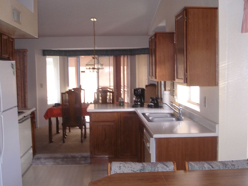 LG Eat in  Kitchen w Breakfast bar and walkin pantry