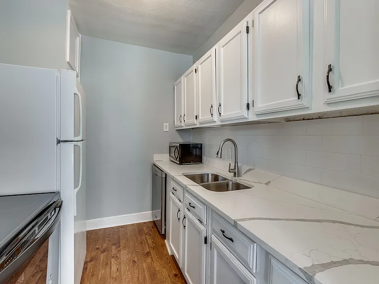 5211 Worth St #6 — Photo 2