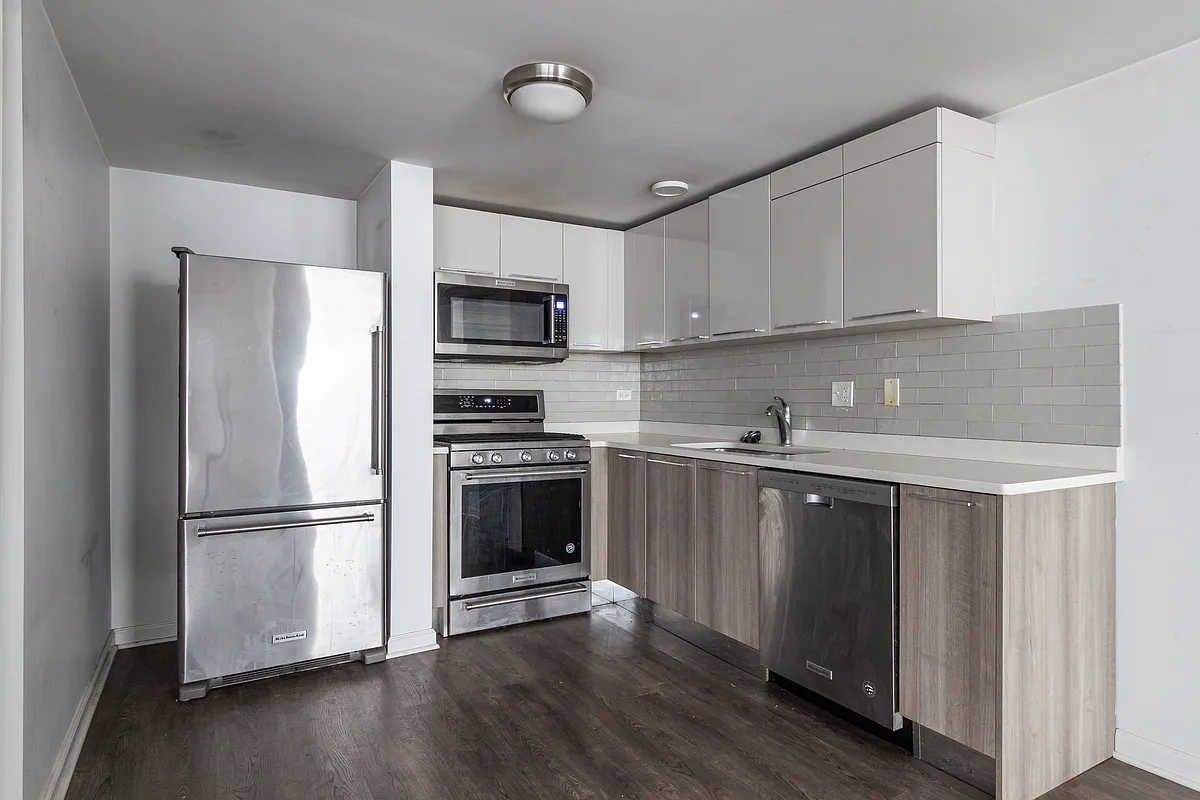 Building Photo - 932 W Dakin St #108