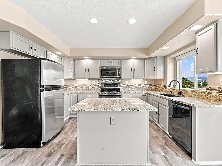 5644 Mountain Garland Dr — Photo 5