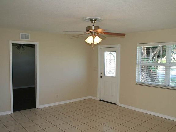 3rd image of 722 W Kalmia Dr