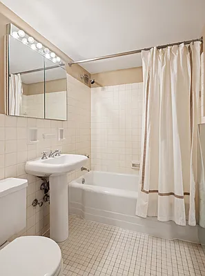 Bathroom 2, photo 1