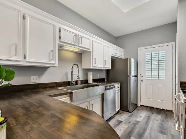 1506 James Ave #A — Photo 6