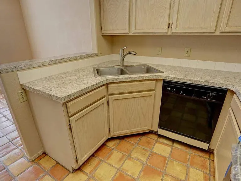 108 N Champagne Pl — Photo 24