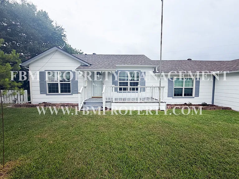 1526 E FM 813 — Photo 1