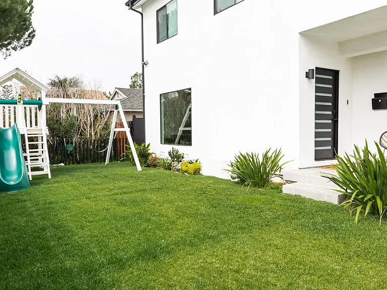 12901 Warren Ave — Photo 3