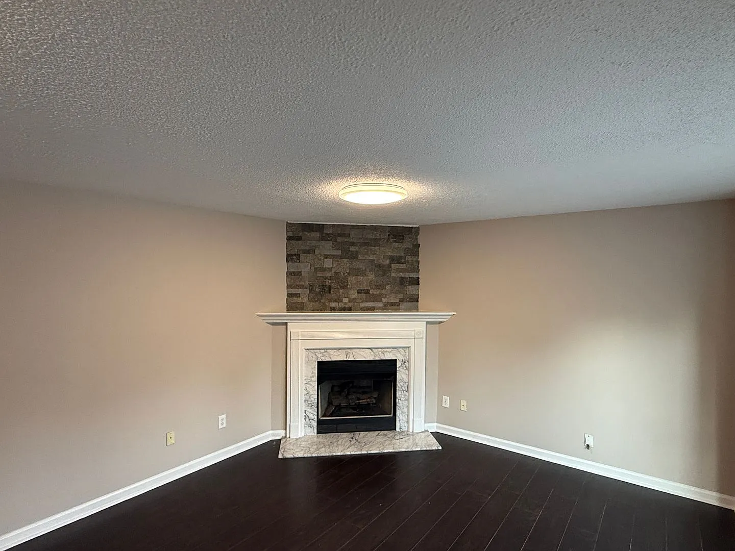 Spacious 3-Bedroom Townhome with Fireplace & Private Fenced Backyard — Photo 3
