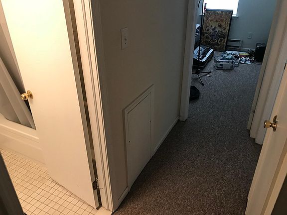 Upstairs Hallway (Bathroom, hallway closet, 2 bedroom doorwa