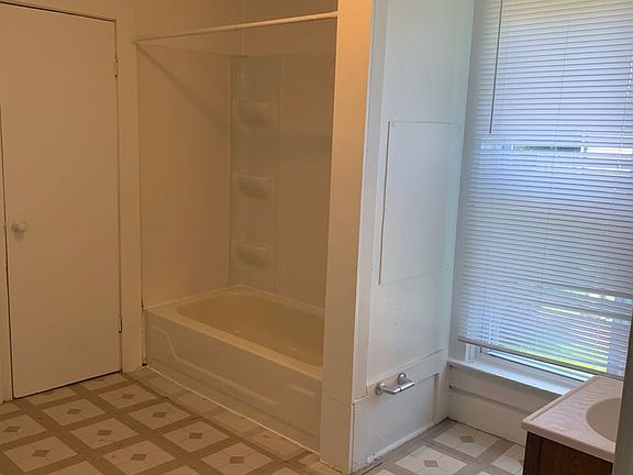 5th image of 812 Walnut St #3