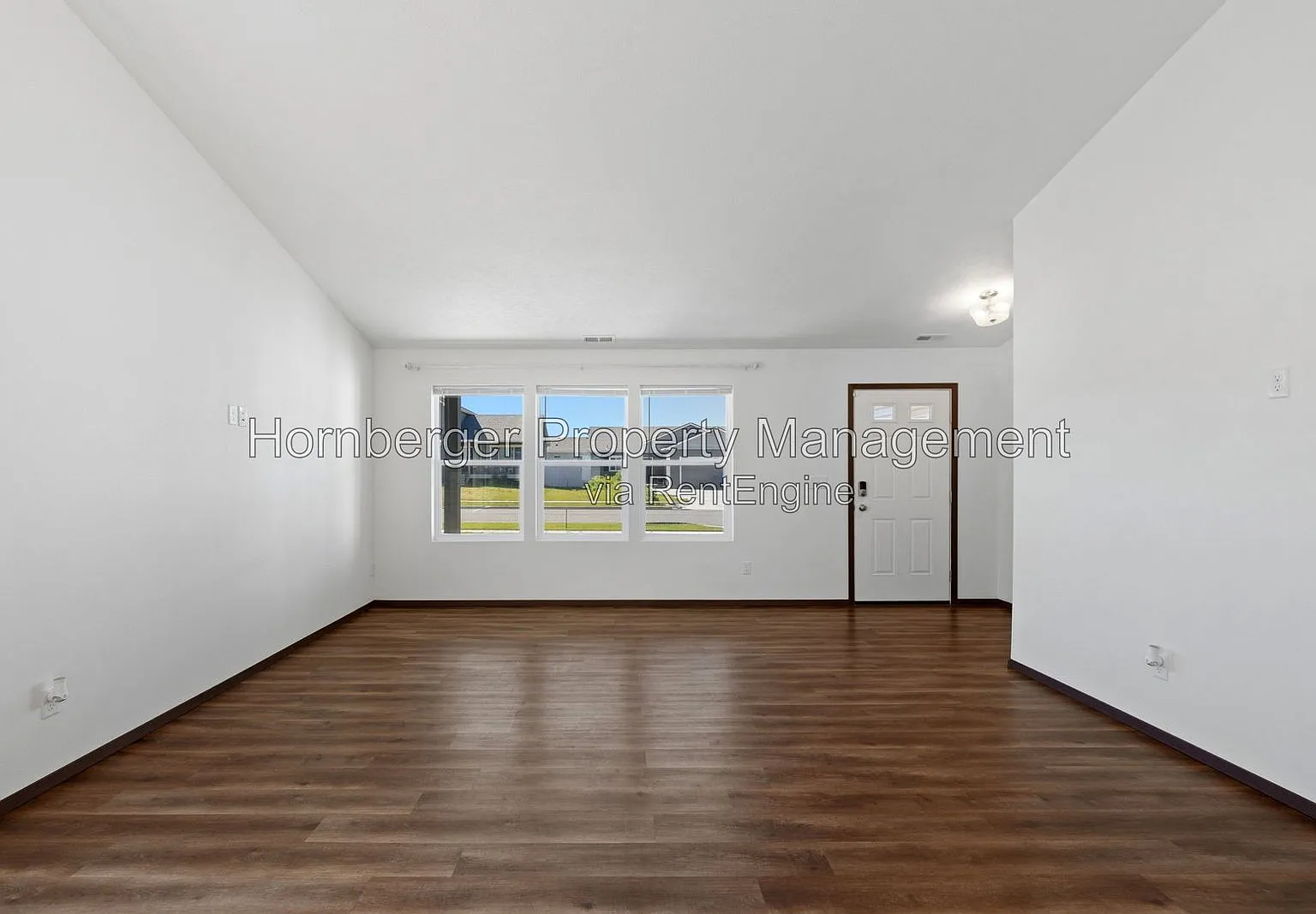 3 bed, 2.0 bath, 1340 sqft, $2,345 — Photo 3