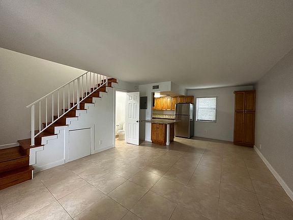 3rd image of 2705 NE 9th Ave APT 210