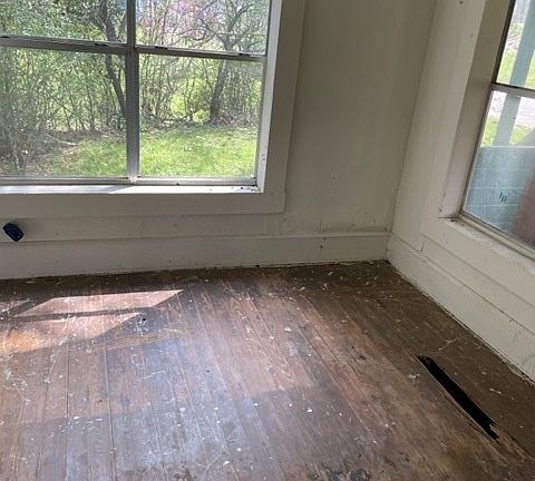 2nd image of 215 E Gaylon Brooks St