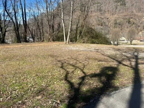 120 6th St, Elkhorn City, KY 41522